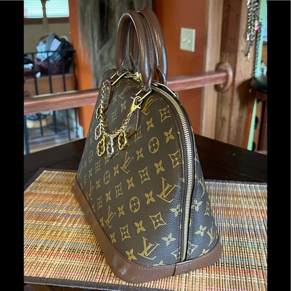 ❗️SOLD❗️🥰💙LV ALMA PM TRENDY SUPER ATTRACTIVE💙🥰 - Picture 5 of 16